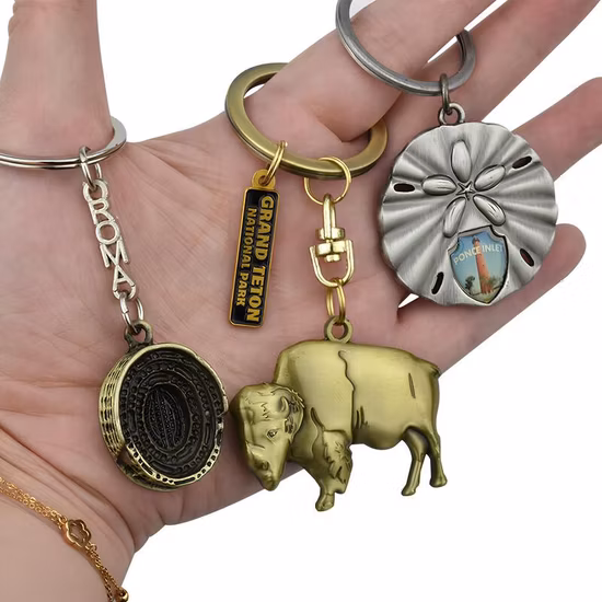 Portachiavi in ​​​​metallo Genshin con logo personalizzato in vendita calda. Portachiavi bifacciale con riso donna