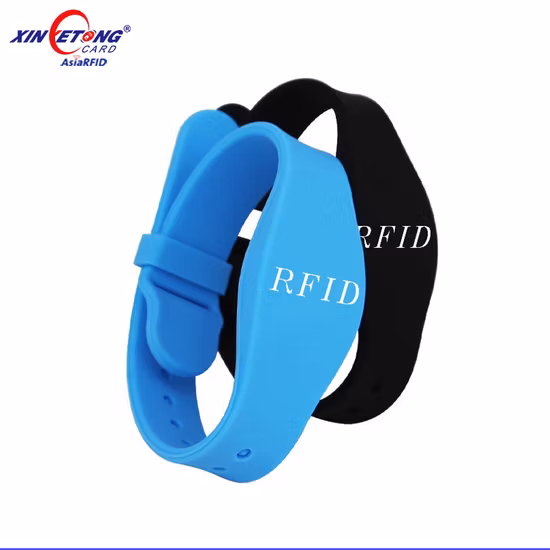 Biglietto per il controllo degli accessi impermeabile con braccialetto in silicone RFID 2023 da 13,56 MHz per il resort del parco a tema